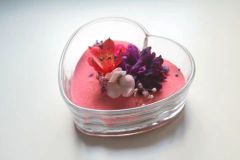 A dollar store glass bowl filled with colored sand and dried flowers makes a great DIY wedding centerpiece!